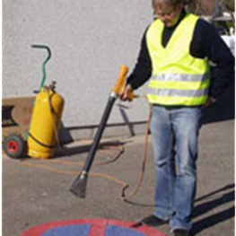1. Underlaget rengjøres og evt. fukt fjernes. På betong eller gammel asfalt påføres primer.