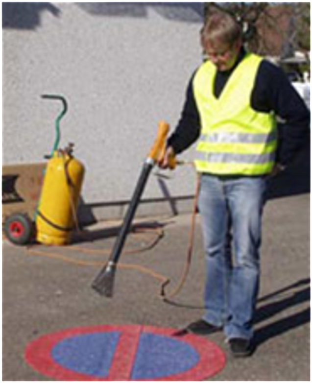 1. Underlaget rengjøres og evt. fukt fjernes. På betong eller gammel asfalt påføres primer.